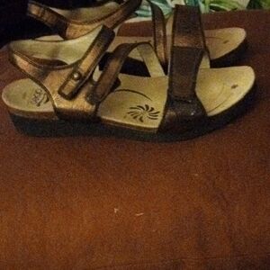 Abeo Metallic Brown Sandals